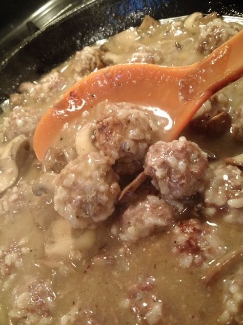 Porcupine Meatballs with Brown Gravy and Mushrooms - These easy meatballs are simmered in a rich brown gravy with onions and mushrooms. Powered by @ultimaterecipe Brown Mushroom Gravy, Easy Meatballs, Porcupine Meatballs, Mushroom Gravy Recipe, Hamburger Dishes, Crock Pot Meatballs, Paleo Crockpot, Meatballs Easy, Brown Mushroom