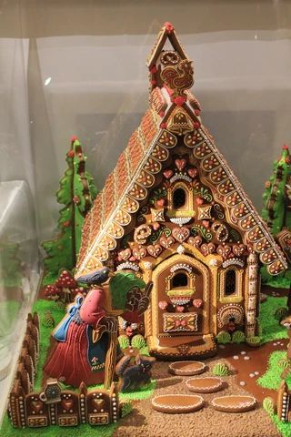 How Gingerbread Houses Became a Christmas Tradition – Leckerlee Enchanted House, Gingerbread Creations, Ginger House, 3d Hearts, Gingerbread House Designs, All Things Gingerbread, Gingerbread House Cookies, Gingerbread Village, Gingerbread House Decorations