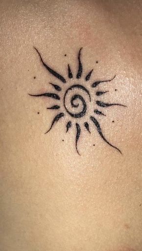 A Sun Tattoo, Tattoo Main, Tattoo Sonne, Spiral Tattoos, Cute Henna Tattoos, Sun Tattoo Designs, Hippie Tattoo, Henna Inspired Tattoos, Free Tattoo Designs