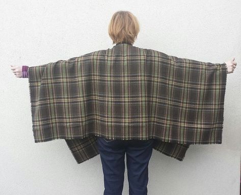 How To Make A Ruana Easy Diy, Diy Ruana Free Sewing Pattern, Fleece Scarf Pattern, Poncho Diy, Poncho Ideas, Ruana Pattern, Diy Shawl, Ruana Wrap, Diy Wool