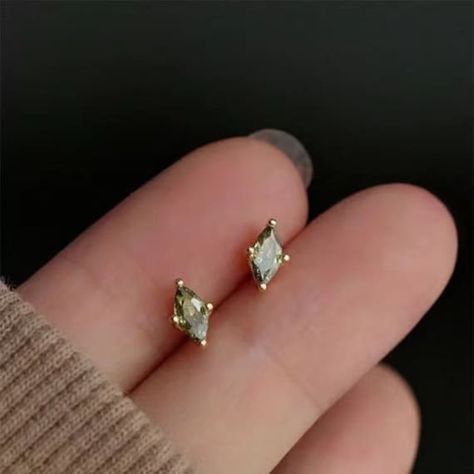 Stone Earrings Studs, Sweet Jewelry, Bridal Wedding Earrings, Peridot Jewelry, Peridot Earrings, Tiny Earrings, Earrings Green, Earrings Wedding, Delicate Earrings