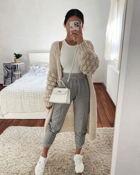 @thanyaw Instagram loungewear outfit idea — chunky beige cardigan, white tank top, gray sweatpants, and white sneakers Sweatpants Outfits, Winter Outfits For Girls, Populaire Outfits, Maxi Cardigan, Grey Sweatpants, Cute Winter Outfits, Cardigan Outfits, Ținută Casual, Elegantes Outfit