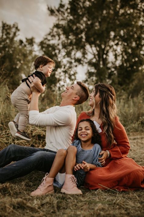 Best Family Photoshoot, Family Photo Poses Sitting Down, Family Mini Photoshoot, Family Photoshoot With Two Daughters, Sit Down Family Poses, Posing Family Photos, Cute Fall Photoshoot Ideas Family, Christmas Family Poses Picture Ideas, Family Christmas Pictures Sitting