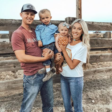 Future Country Family Goals, Cute Country Family, Country Family Aesthetic, Country Life Family, Country Family Pictures, My Future Family, Country Baby Pictures, Country Family Photos, Country Relationship Goals