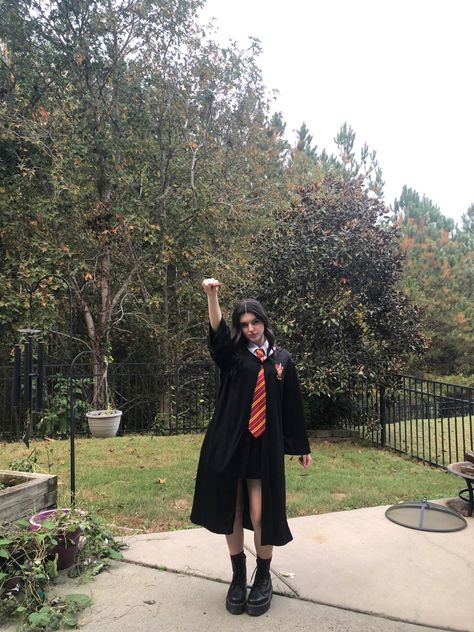 Harry Potter Costume Gryffindor, Harry Potter Costume Woman, Hermoine Granger Halloween Costume, Hermione Granger Costume Women, Cute Wizard Costume, Hermione Granger Outfits Costumes, Hermoine Granger Halloween Costume Diy, Hermonie Granger Costume, Hogwarts Houses Halloween Costumes