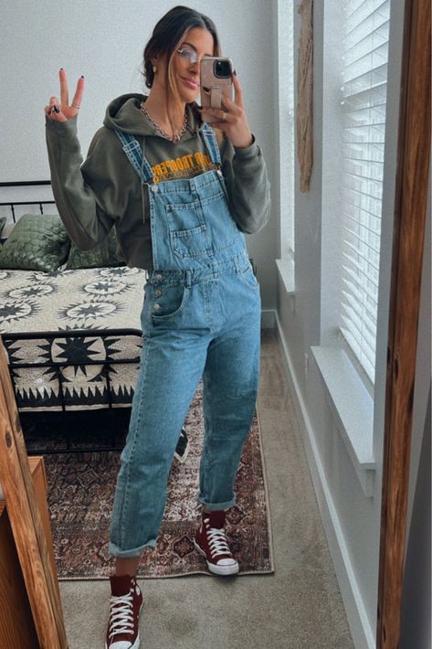 Womans Overalls Outfits, Overall Women Outfits, Blue Jean Overalls Outfits Winter, Womens Overalls Outfits Winter, Denim Overall Outfit Ideas, Outfits With Jean Overalls, Overalls With Sweatshirt, Fall Denim Overall Outfits, Jean Overalls Outfit Winter