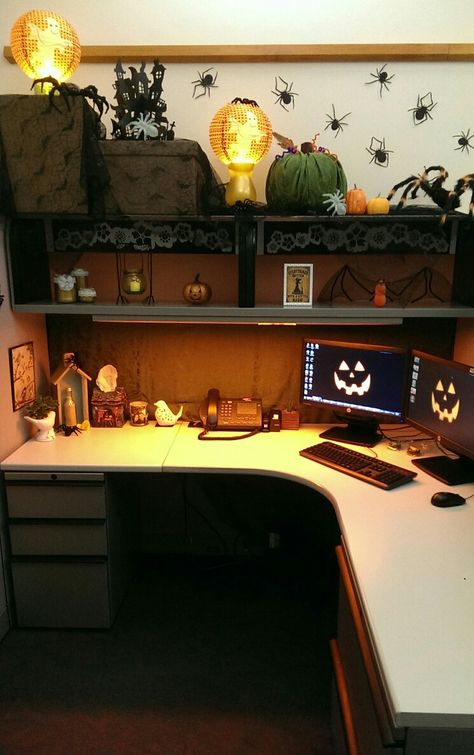 Halloween cubicle decor                                                                                                                                                                                 More Fall Cubicle Decor, Diy Cubicle Decor, Cubicle Halloween, Fall Office Decorations, Diy Cubicle, Halloween Cubicle, Work Cubicle Decor, Cozy Cubicle, Cubicle Decorations