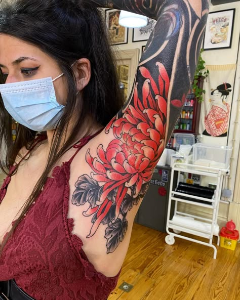 Chrysanthemum Tattoos, Chrysanthemum Flower Tattoo, Armpit Tattoo, Japanese Hand Tattoos, Underarm Tattoo, Japanese Flower Tattoo, Chrysanthemum Tattoo, Tattoed Women, Irezumi Tattoos