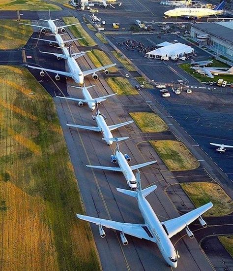 Okay Boeing Family now lets get in formation! From bottom to top: B707 B717 B727 B737 B747 B757 B767 B777. Picture by @boeinglovers Boeing Planes, Commercial Plane, Airplane Photography, Boeing Aircraft, Passenger Aircraft, Flight Training, Boeing 787, Aviation Photography, Commercial Aircraft