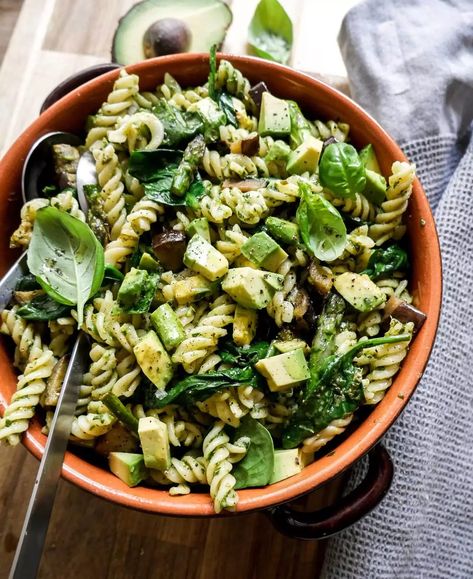 Opskrift på pastasalat med asparges og grønne grøntsager – klar på kun 20 min. til nem frokost eller aftensmad.En meget nem opskrift som nemt kan varieres til årstiden og hvilke grøntsager der er i sæson. Tofu Broccoli, Nem Mad, Sommer Mad, Up Halloween, Healthy Dinner Recipes, Pasta Salad, Healthy Dinner, How To Stay Healthy, Snack Recipes