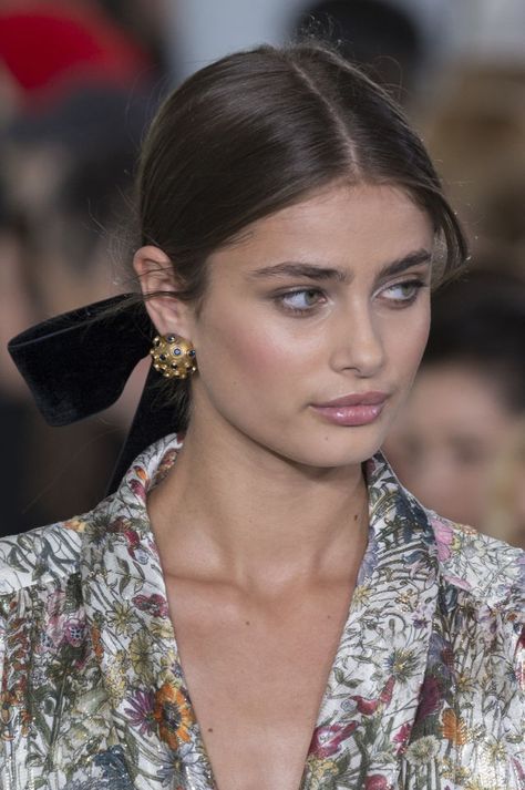 Taylor Hill Style, 2017 Hair Trends, Taylor Marie Hill, Katharine Hepburn, Taylor Hill, Velvet Hair, Trendy Hair Color, Fashion Editorial, Fall 2017