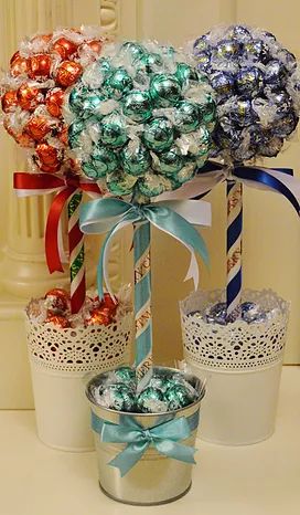 Candy Tree Centerpiece, Sweet Trees Diy, Candy Trees Ideas, Candy Centerpiece Ideas, Christmas Candy Bouquet, Candy Bouquet Ideas, Topper For Christmas Tree, Candy Topiary, Donut Walls