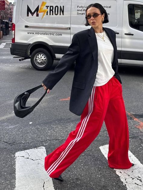 Red Adidas Pants, Adidas Track Pants Outfit, Adidas Pants Outfit, Looks Adidas, Track Pants Outfit, Adidas Hose, Look Adidas, Contrast Dress, Looks Street Style