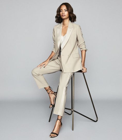 Cleo Champagne Tailored Crepe Trousers – REISS Business Portraits Woman, Female Portrait Poses, Professional Headshots Women, Reiss Women, Crepe Trousers, Ladies Suits, Headshots Women, Look Office, Formal Wear Women