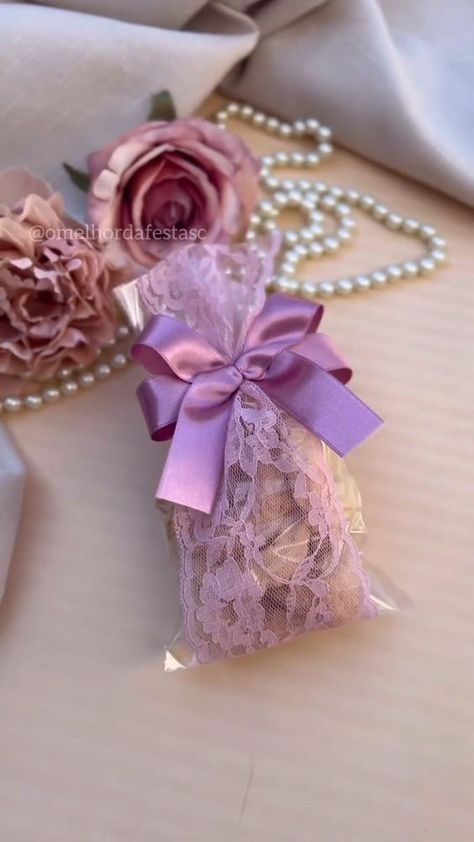 How To Pack Sweets For Gift, Lace Gift Wrapping, Wedding Cake Wrapping Ideas, Hampers Christmas Ideas, Hamper Wrapping Ideas, Diy Hampers Gift Ideas, Gift Hampers Packaging, Wedding Shower Gift Wrapping Ideas, Doorgift Ideas Wedding