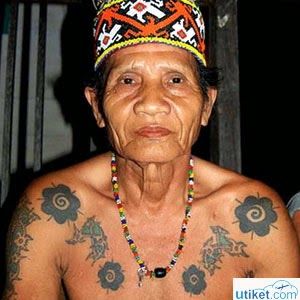 Jual Tiket Pesawat: Tradisi Tato Suku Dayak  Suku Dayak merupakan salah satu suku yang ada di pedalaman Pulau Kalimantan, Indonesia. Suku ini memiliki berbagai macam tradisi dan budaya. Salah satunya adalah tradisi tato atau rajah pada tubuh mereka. - See more at: http://tiketpesawatklaten.blogspot.com/2014/04/tradisi-tato-suku-dayak.html#sthash.jxJnIVK7.dpuf Alibata Tattoo, Iban Tattoo, Tato Nama, Ta Moko Tattoo, Stammestattoo Designs, Ethnic Tattoo, Family First Tattoo, Tato Suku, Tato Tradisional