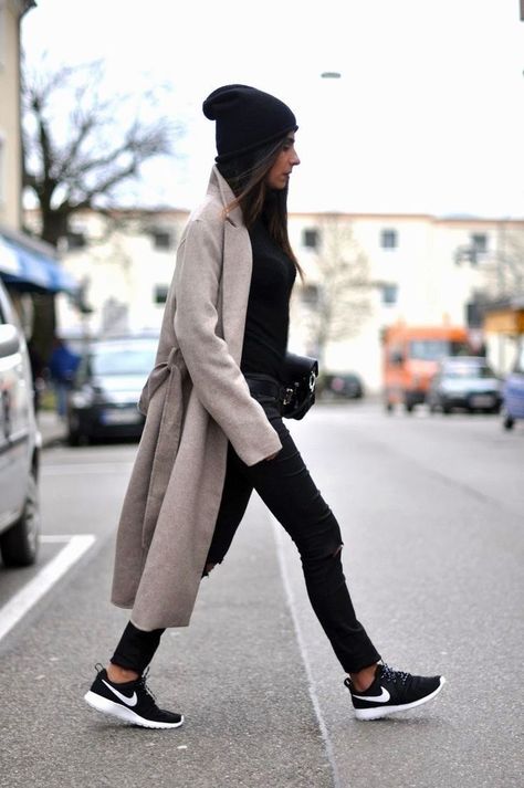 Looks Pinterest, Walking Down The Street, Nike Shoes Outfits, All Black Looks, Bohol, Mode Casual, Looks Street Style, Ținută Casual, Sport Chic