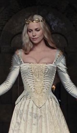 . Ravenna Snow White, Snow White Movie, Snowwhite And The Huntsman, Queen Ravenna, Snow White And The Huntsman, Colleen Atwood, The Huntsman, Fairytale Gown, Movies Outfit