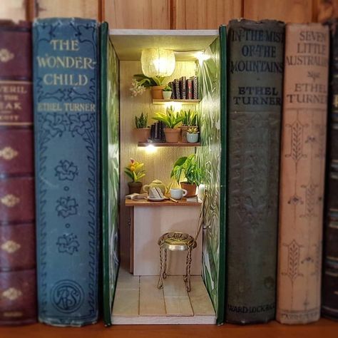 Book Dividers, Miniature Bookshelf, Asma Kat, Room Box Miniatures, Bookshelf Art, Miniature Rooms, Book Nook, Miniature Houses, Miniature Crafts