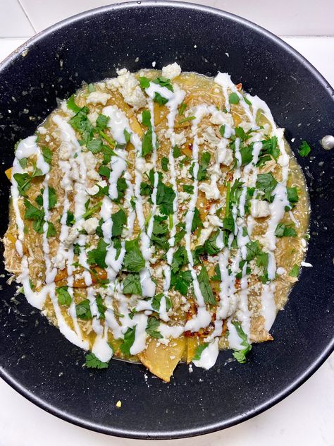 Chicken Corn Tortillas, Tortilla Triangles, Chilaquiles Verdes Recipe, Recipe Chicken Breast, Mexican Breakfast Dishes, Chicken Chilaquiles, Chilaquiles Recipe, Strawberry Soup, Verde Recipe