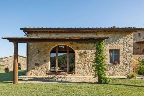 Tuscan Homes Exterior Italian Villa, Tuscany House Exterior, Italian Farmhouse Exterior, Tuscan House Exterior, Italian Villa Exterior, Italian Home Exterior, Rustic Italian Farmhouse, Tuscany Homes, Tuscany Vacation