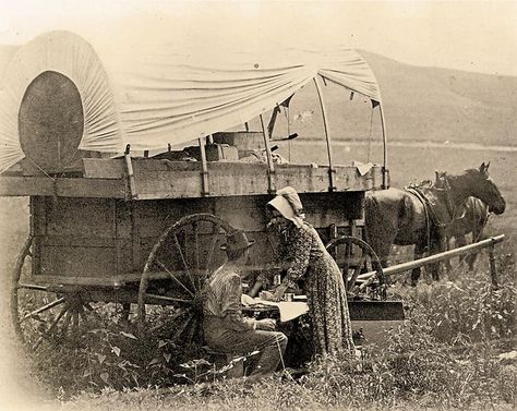 Frontier Women, Pioneer Days, Old West Photos, The Oregon Trail, Old Wagons, Chuck Wagon, American Frontier, Wilde Westen, Into The West