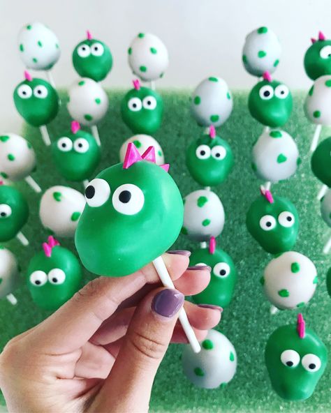 Rice Krispie Treats Dinosaur, T Rex Birthday Cake Diy, Dinosaur Cake Pops Diy, Dinasour Cake Pop, Cake Pop Dinosaur, Dinosaur Theme Cake Pops, Cake Pops Dinosaur, Dinosaur Cake Pops Boys, Baby Shower Ideas Dinosaur Theme