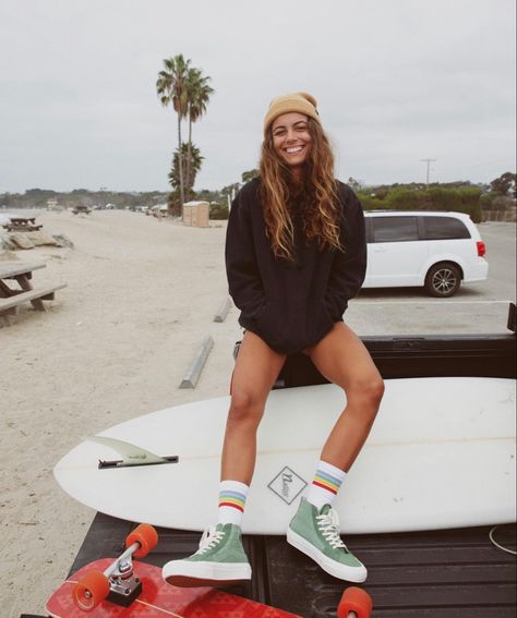 Surf Outfit Women, Triangle Outfit, Surfer Style Outfits, Surf Aesthetic Outfit, Surfer Outfit, Surfer Girl Outfits, Daily Bugle, Surfergirl Style, Skater Girl Outfits