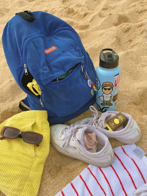 Beach Backpack Summer, Beach Backpack Aesthetic, Beachy Backpacks, Beach Ideas With Friends, Beachy Backpack, Socal Aesthetic, Surf Backpack, Summer Backpack, Beach 2024