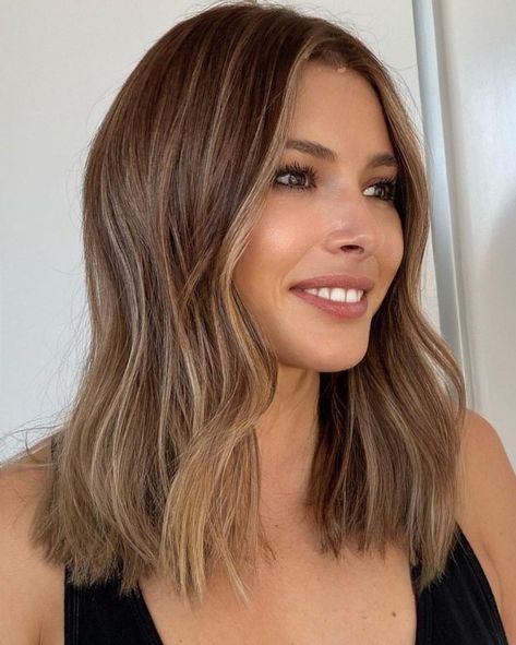 One-Length Midi Cut with Waves One Length Haircuts Medium, Brown Midi Hair, Mid Length Hair Styles 2023, Medium Hair With Waves, Midi Bob Haircut Mid Length, One Length Haircut Medium, Layered Midi Hair, Mid Length Hair With Waves, Mid Length Womens Haircuts