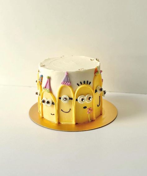 Alice In Wonderland Cake, Funny Birthday Cakes, Minion Cake, Simple Cake Designs, Mini Cakes Birthday, Creative Birthday Cakes, Kids Cakes, Baby Birthday Cakes, Pretty Birthday Cakes