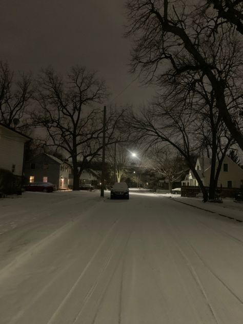 Snowy Street Night, Gloomy Winter Aesthetic, Midwest Grunge, Midwest Emo Wallpaper, Midwest Nostalgia, Emo Christmas, Suburban Aesthetic, Midwest Emo Aesthetic, Midwest Aesthetic