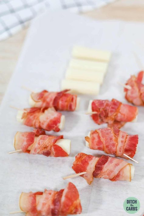 Bacon Wrapped Cheese Sticks, Bacon Wrapped Mozzarella Sticks, Bacon Cheese Bites, Cheese Sticks Air Fryer, Air Fryer Cheese Sticks, Air Fry Bacon, Bacon Treats, Bacon Wrapped Cheese, Low Carb Marinara