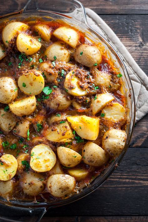 Hearty vegan Spanish potatoes recipe with bread, garlic and saffron! Spanish Potatoes, Vegan Potato, Vegan Sides, Diet Vegetarian, Potatoes Recipe, Vegetarian Cooking, Potato Dishes, Vegan Eating, Vegan Dishes