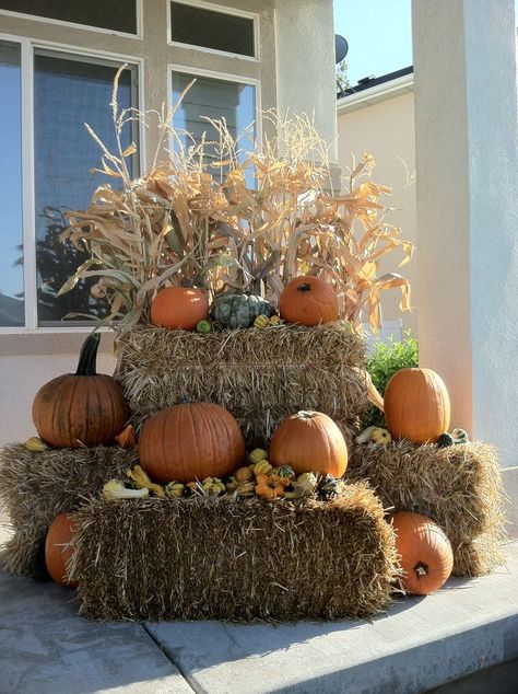 Front porch fall decoration. An easy way to decorate for Halloween and Thanksgiving. Fall Yard Display, Corn Stalks Decorations, Yard Fall Decor, Hay Bale Decorating Ideas, Hay Bale Fall Decor, Pumpkin Patch Decoration, Fall Porch Decorating Ideas, Fall Yard Decor, Outdoor Fall Decor Ideas