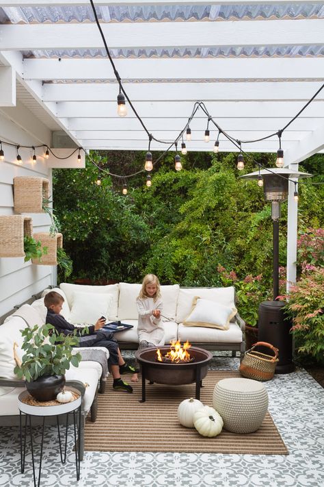 Cozy and Neutral Patio Set For Fall | Zevy Joy | Beautiful modern farmhouse styled fall decorated patio with a copper fire pit, white pumpkins, and cozy outdoor furniture. #falldecorating #outdoorliving #patio Neutral Patio, Kitchen Crafts Diy, Wealthy Life, Farmhouse Style Lighting, Farmhouse Patio, Backyard Dreams, Outdoor Patio Designs, Outdoor Remodel, Cozy Patio