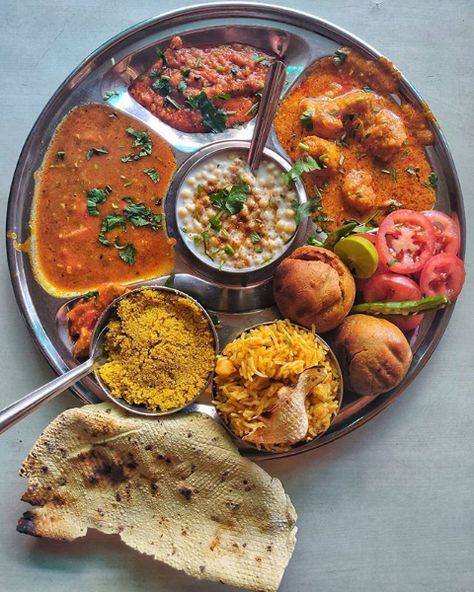 Rajasthani Thali, Indian Fast Food, Indian Food Photography, Variety Food, Rajasthani Food, Indian Meal, Mumbai Food, Punjabi Food, Vegetarian Fast Food