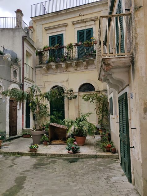 Italy Apartment Exterior, Italian Costal House, Italian House Colors, Italian Houses Aesthetic, Rustic Italian Home Exterior, Italian Apartment Exterior, Italian Bloxburg House, Sicily Italy House, Paris Astethic