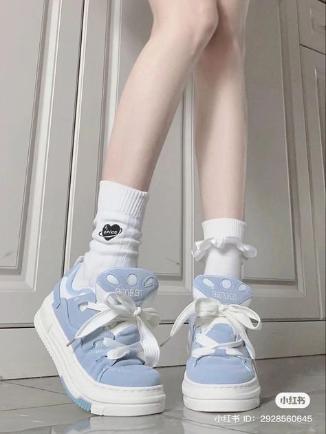 Sneakers Club Outfit, Sneakers Chocolate Bar, Sneakers Business Casual Women, Sneakers And Skirt Outfit, Jeans Outfit Sneakers, Sneakers And Jeans Outfit, Sneakers And Skirt, Sneakers And Dress Outfit, Sneakers Business Casual