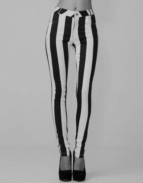 Wish I could pull these off. Black And White Striped Pants, Gothic Outfits, Striped Pants, Grunge Fashion, Gotham, Passion For Fashion, Beautiful Outfits, White Jeans, What To Wear