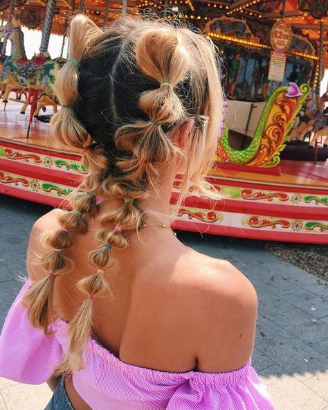 Mane Addicts (@maneaddicts) on Instagram: “Playful double bubble pigtails by @michaelgrayhair #summervibes” Side Bubble Braid, Electro Festival Outfit, Braided Summer Hairstyles, Trendy We Fryzurach, Bubble Braid, Concert Hairstyles, Bubble Braids, Pigtail Braids, Short Braids