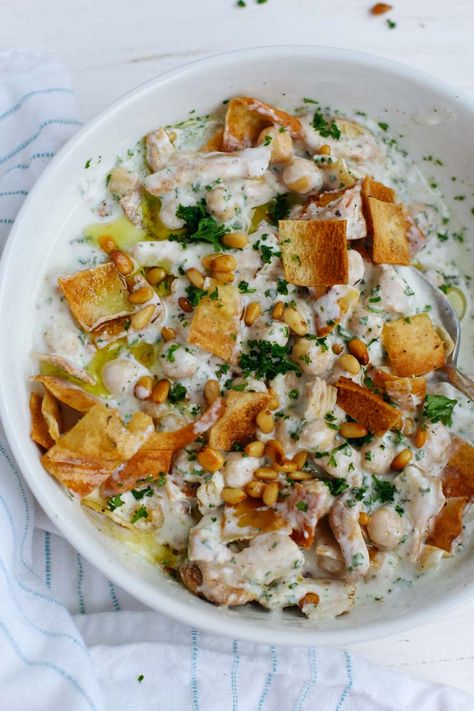 This authentic Lebanese Chicken Fatteh is an amazing combo of flavors made with yogurt, spiced shredded chicken, chickpeas, toasted pine nuts & pita bread! | Chicken Salads | Lebanese Food | #fatteh #chicken #lebanese #feelgoodfoodie Chicken Fatteh, Arab Dishes, Grazing Plate, Arabisk Mat, Lebanese Dishes, Chicken Chickpeas, Arabisk Mad, Yemeni Food, Lebanese Chicken