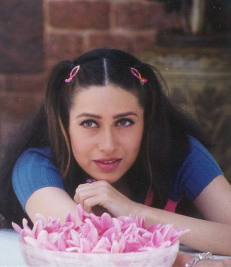 Retro Bollywood Fashion, 90s Bollywood Fashion, Karishma Kapoor, 90s Bollywood Aesthetic, Actress Hairstyles, Retro Looks, Bollywood Hairstyles, 90s Bollywood, Bollywood Outfits