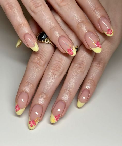 Yellow Tropical Nails, Orange Hibiscus Nails, Yellow Acrylic Nails Designs, Hawaii Flower Nails, Nail Inspo Yellow, Hawaiian Flower Nails Acrylic, Yellow Flower Nails, Coconut Girl Nails, Hawaiian Nail Art