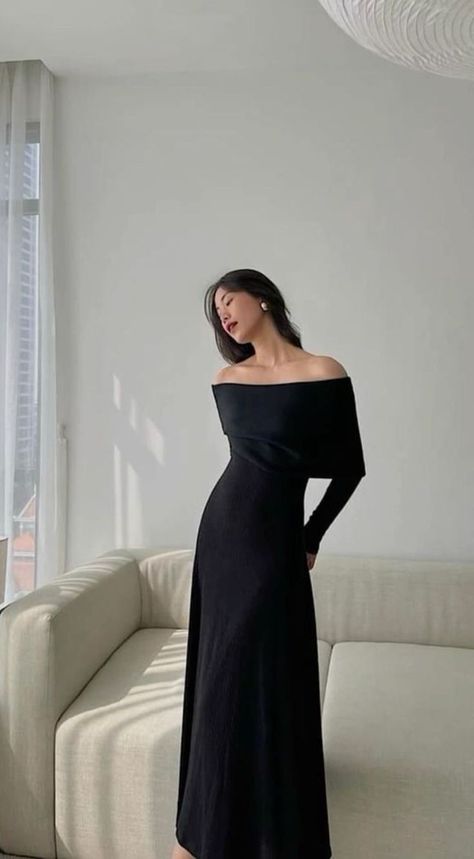 Black Evening Dress Aesthetic, Black Dresses Classy Formal, Formal Dinner Dress Winter, Black Dress Classy Elegant Long Modest, Modest Runway Fashion, Fancy Dinner Outfit Night Classy, Classy Black Dress Formal, Elegant Black Dress Aesthetic, Wedding Guest Outfit Winter Classy