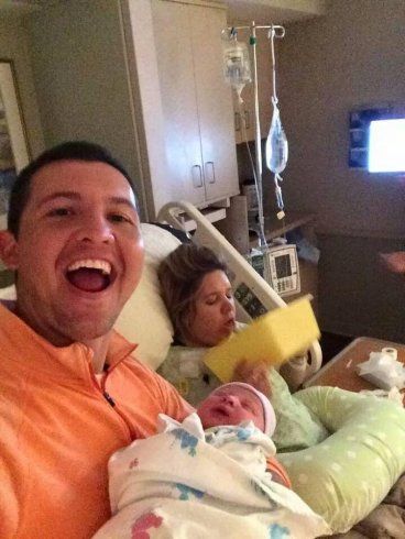 Rude. Family Baby Announcement, First Family Photos, Funny Selfies, Baby Announcement Pictures, Funny Baby Pictures, Awkward Family Photos, Funny Relationship Quotes, Family Funny, Funny Quotes For Teens