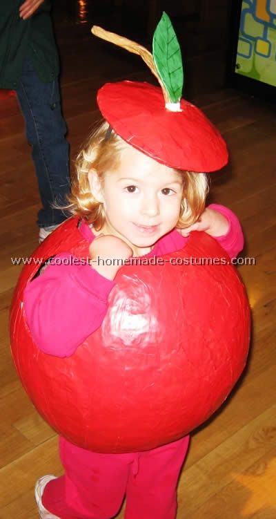 Cute Apple Costume... This website is the Pinterest of costumes Make Halloween Costumes, Halloween Costumes Single, Diy Couples Halloween Costumes, Geek Outfit, Halloween Diy Kids, Apple Costume, Fruit Costumes, Halloween Costumes Diy Couples, Couples Halloween Costumes