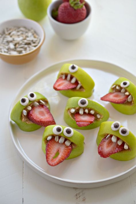 Silly Apple Bites - Fork and Beans Halloween Recipe Ideas, Halloween Appetizers For Adults, Fun Halloween Appetizers, Snack Halloween, Fun Halloween Snacks, Apple Bites, Halloween Appetizers Easy, Healthy Halloween Food, Halloween Snacks For Kids