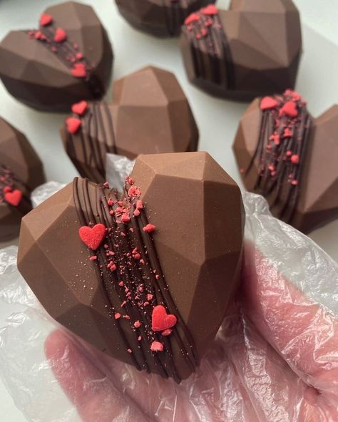 Chocolate Gift Ideas, Geometric Cake, Homemade Chocolate Bars, Valentines Baking, Chocolate Candy Recipes, Chocolate Dishes, Valentines Day Chocolates, Chocolate Covered Treats, Valentine Desserts