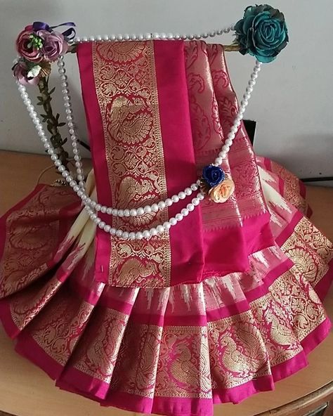 Saree Chab Decoration, Gift Peking Idea, Sadi Decoration Ideas, Sadi Packing Ideas, Saree Tray Decoration Ideas, Saree Packing For Wedding, Saree Packaging Ideas, Chhab Decoration Indian, Matli Decoration For Wedding